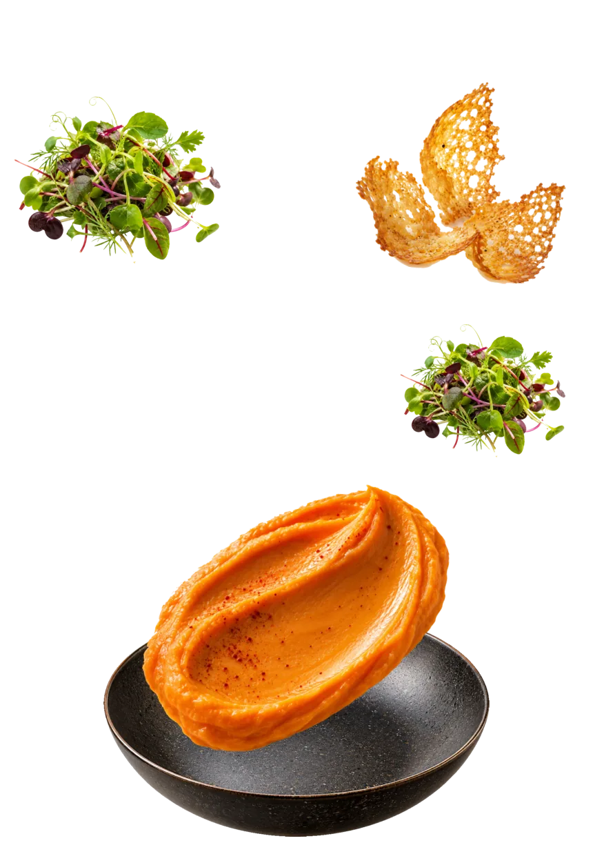 Crema de boniato ahumado sobre cuenco negro con crujiente y brotes frescos